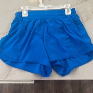 pool side lululemon hottie hots 4 in. low rise